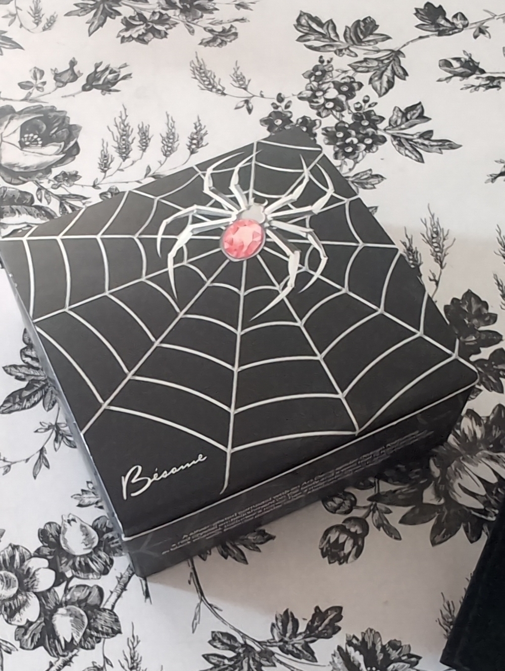 Bésame Spider Web Compact Mirror Limited edition In Original Box - Picture 7 of 8